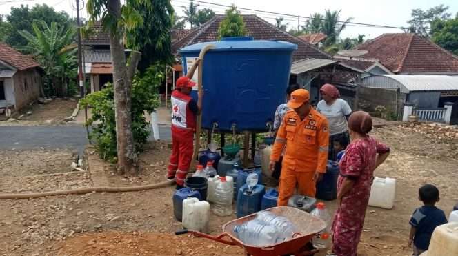 
 Personel BPBD mendistribusikan air bersih ke wilayah terdampak kemarau. (IG BPBD)