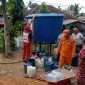 Personel BPBD mendistribusikan air bersih ke wilayah terdampak kemarau. (IG BPBD)