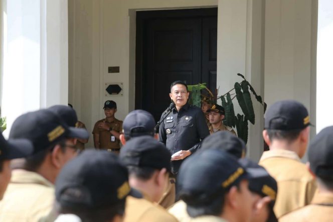 
 Penghargaan tersebut diserahkan langsung oleh Wali Kota Malang Dr. Ir. Wahyu Hidayat, M.M. kepada Kepala Dispendukcapil Kota Malang Ir. Dahliana Lusi Ratnasari, M.M. dalam rangkaian Apel ASN Pemerintah Kota Malang di halaman Balai Kota Malang, Senin (7/9/2026). (ist)