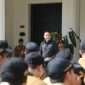 Penghargaan tersebut diserahkan langsung oleh Wali Kota Malang Dr. Ir. Wahyu Hidayat, M.M. kepada Kepala Dispendukcapil Kota Malang Ir. Dahliana Lusi Ratnasari, M.M. dalam rangkaian Apel ASN Pemerintah Kota Malang di halaman Balai Kota Malang, Senin (7/9/2026). (ist)