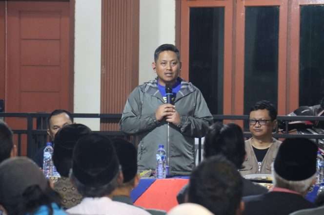 
 Kapolresta Malang Kota Kombes Pol Danang memberikan sambutan saat berdialog dengan warga di Kampung Putih. (ist)