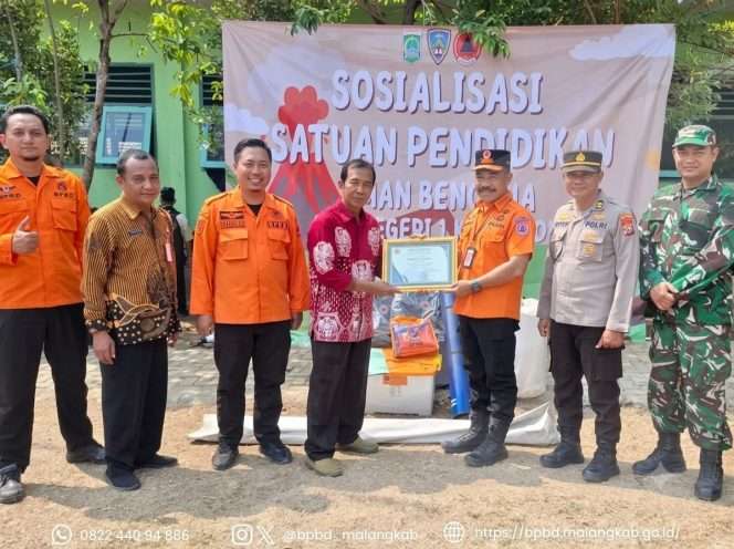 
 Simbolis penyerahan piagam kerjasama dalam kegiatan BPBD Kabupaten Malang pendampingan sosialisasi dan penguatan pembentukan Satuan Pendidikan Aman Bencana (SPAB) secara mandiri di SMP Negeri 1 Kasembon untuk peningkatan kesiapsiagaan kebencanaan. (IG BPBD)