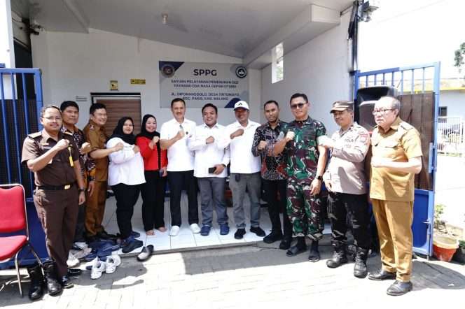 
 Deputi Kepala Kantor Staf Presiden (KSP), Letjen TNI (Purn.) Alfred Denny Djoike Tuejeh, berfoto bersama, dalam kegiatan lapangan kunjungan ke 2 titik dapur SPPG di Pakis. (Humas Pemkab Malang)