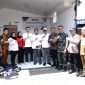 Deputi Kepala Kantor Staf Presiden (KSP), Letjen TNI (Purn.) Alfred Denny Djoike Tuejeh, berfoto bersama, dalam kegiatan lapangan kunjungan ke 2 titik dapur SPPG di Pakis. (Humas Pemkab Malang)