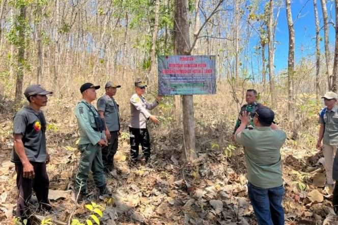 
 Pelaksanaan pemasangan belasan banner larangan oleh personel Polres Malang bersama Perhutani dan elemen masyarakat untuk pencegahan kebakaran hutan dan lahan (karhutla) di kawasan BKPH Sengguruh, Bantur. (Humas Polres Malang)