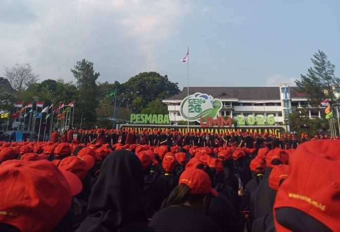 
 Lebih dari 5.600 mahasiswa baru ambil bagian dalam flashlight mob kolosal. (ist)