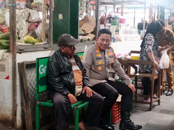 
 Kapolresta Malang Kota Kombes Pol. Danang Setiyo Pambudi menyempatkan diri berbaur dengan para pedagang dan warga di tengah agenda inspeksi mendadak (sidak) bersama Tim Pengendali Inflasi Daerah (TPID). (ist)