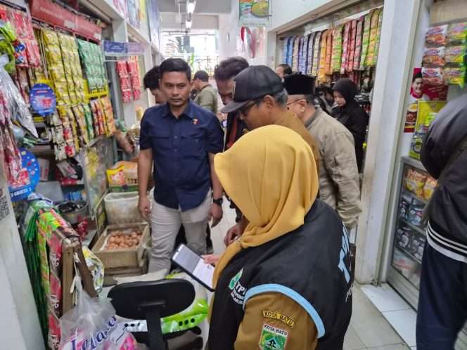 
 Kasatreskrim Polres Batu, AKP Zaenal Arifin, S.H bersama dinas terkait, saat tengah memantau ketersediaan harga beras di Pasar Induk Among Tani. (Yan)