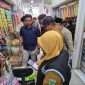 Kasatreskrim Polres Batu, AKP Zaenal Arifin, S.H bersama dinas terkait, saat tengah memantau ketersediaan harga beras di Pasar Induk Among Tani. (Yan)