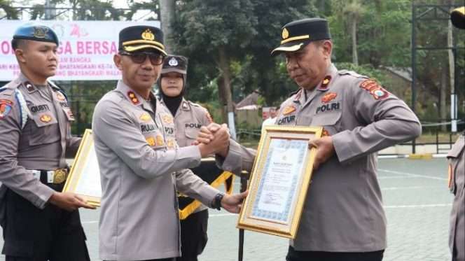 
 Kapolres Malang AKBP Rulian Syauri secara simbolis menyerahkan apresiasi kinerja kepada personel yang diharapkan dapat memotivasi seluruh anggota untuk meningkatkan kualitas pelayanan, profesionalitas, dan komitmen dalam penegakan hukum. (ist)
