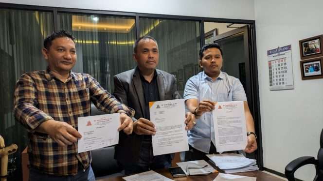 
 LAPORAN: Advokat DR. Yayan Riyanto, SH, MH (tengah) menunjukkan bukti laporan ke Polres Malang. (mrg)