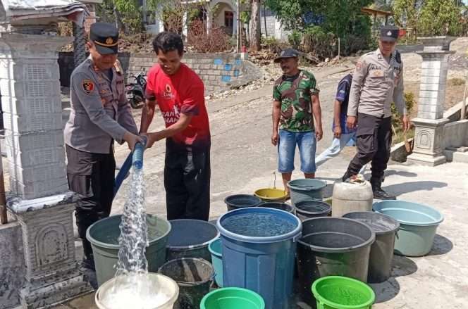 
 Polsek Bantur, perangkat desa, tokoh masyarakat, Perumda Tirta Kanjuruhan Kabupaten Malang, Kapolsek Bantur AKP Ahmad Taufik Syafiudin SH, MH, bersama-sama melakukan penyaluran 4.000 liter air bersih kepada warga Dusun Sumberagung, Desa Bandungrejo. (Humas Polres Malang)