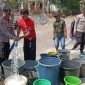 Polsek Bantur, perangkat desa, tokoh masyarakat, Perumda Tirta Kanjuruhan Kabupaten Malang, Kapolsek Bantur AKP Ahmad Taufik Syafiudin SH, MH, bersama-sama melakukan penyaluran 4.000 liter air bersih kepada warga Dusun Sumberagung, Desa Bandungrejo. (Humas Polres Malang)