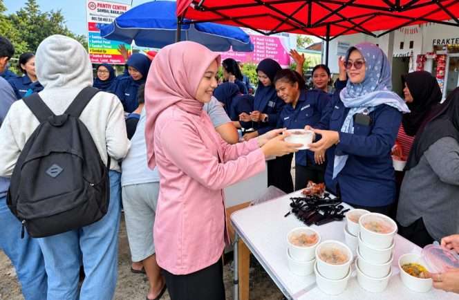 
 Masyarakat menyambut antusias aksi berbagi 400 mangkuk bakso yang diadakan sebuah klinik di Kelurahan Candirenggo, Singosari, Kabupaten Malang. (ist)