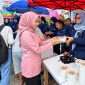 Masyarakat menyambut antusias aksi berbagi 400 mangkuk bakso yang diadakan sebuah klinik di Kelurahan Candirenggo, Singosari, Kabupaten Malang. (ist)