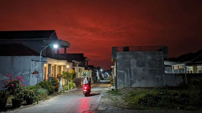 
 Foto langit berwarna merah di Singosari, Rabu (8/9/2026) malam. (ist)