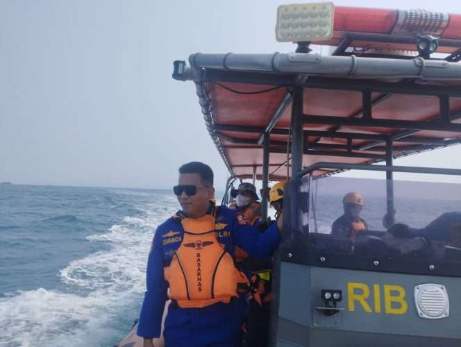 
 Tim SAR Gabungan saat melakukan pencarian terhadap delapan orang yang berada di dalam speed boat yang dilaporkan hilang kontak di Perairan Selat Sunda, Kabupaten Pandeglang, Banten, Rabu (9/9/2026). (ist)