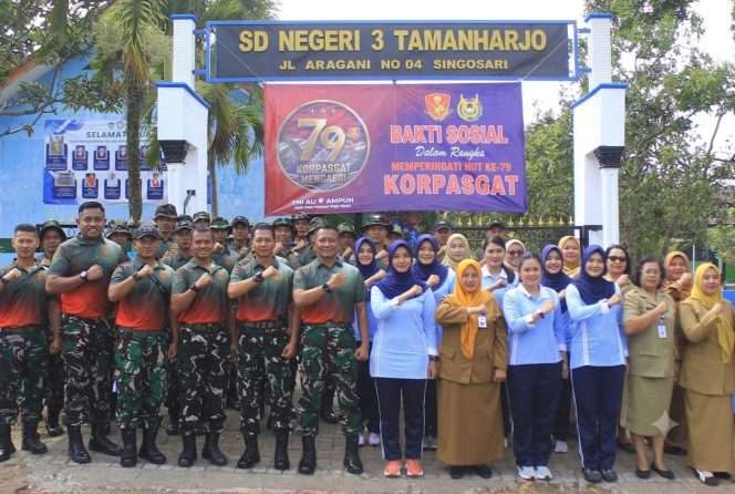 
 Berfoto bersama usai kegiatan kolaboratif Brigade Parako 2 Pasgat, Yon Parako 472 Pasgat, dan Denmatra 2 Pasgat di Musala Nur Hidayah, Desa Krajan, Pakis, serta SDN 4 Tamanharjo, Singosari. (Website TNI AU)