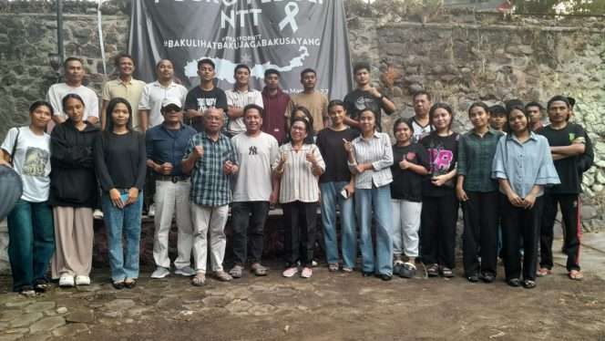 
 Para mahasiswa penerima bantuan bagi mahasiswa terdampak bencana dari Posko Peduli Flores Malang Raya. (Rohim Alfarizi)