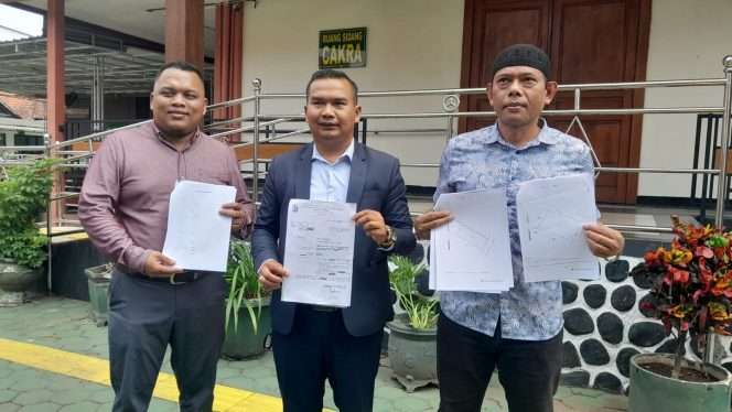 
 Hatarto Pakpaha, SH, selaku kuasa hukum Damas bersama tim saat menunjukkan fotokopi sertifikat yang diduga memiliki kemiripan dengan objek gugatan. (ist)