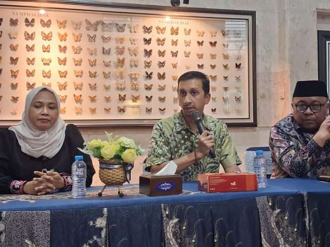 
 Sekretaris UB Dr. Tri Wahyu Nugroho (tengah) saat memberikan keterangan terkait aksi mahasiswa yang melompat dari lantai 6 Gedung A Fakultas Bio Industri, Pertanian, dan Kehutanan UB. (ist)