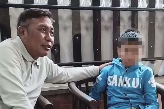 
 AKP Totok memberikan motivasi dan semangat kepada AR untuk meninggalkan kebiasaan yang kurang baik. (ist)