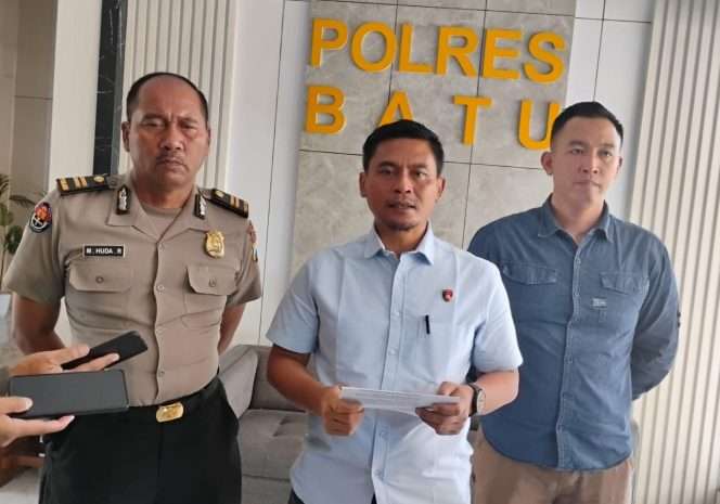 
 Kasatreskrim Polres Batu, AKP Zaenal Arifin, S.H didampingi Ps. Kasi Humas Polres Batu, Iptu M. Huda Rohman, saat doorstop ungkap kasus Curat. (Yan)