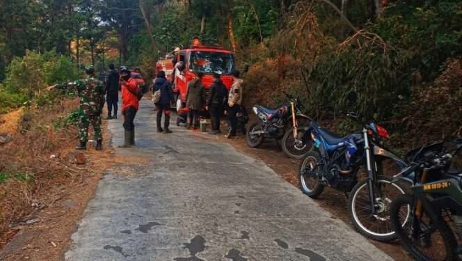 
 Tim gabungan berada di lokasi bersiap melakukan pemadaman. (Dok Kodam V Brawijaya)