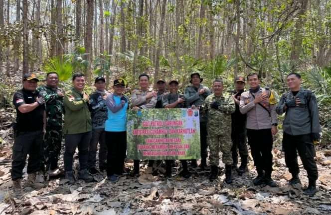 
 Kapolsek Bantur AKP Ahmad Taufik Syafiudin SH, MH (enam dari kiri), Camat Bantur Bayu Jatmiko, personel Polsek Bantur, staf kecamatan, serta sejumlah unsur terkait, berpatroli mencegah kebakaran hutan di kawasan hutan lahan BKPH Sengguruh berbatasan dengan permukiman area pertanian Desa Srigonco, Desa Sumberbening, dan Desa Bandungrejo, Bantur. (Humas Polres Malang)