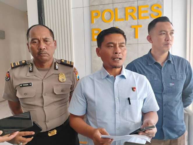 
 Kasatreskrim Polres Batu, AKP Zaenal Arifin, S.H didampingi Ps. Kasi Humas Polres Batu, Iptu M. Huda Rohman, saat doorstop kasus dugaan penipuan dan jual beli lapak PKL Alun-Alun. (Yan)