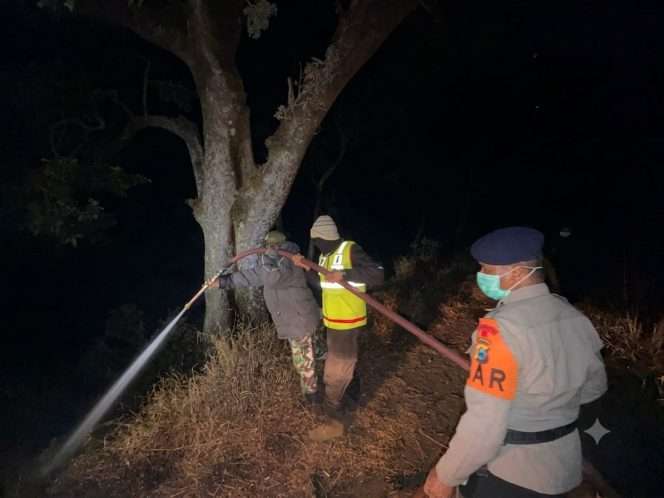 
 Selain menerapkan metode sekat jalur, personel Polres Malang bersama tim gabungan terus melakukan pemadaman api untuk mengatasi kebakaran. (Humas Polres Malang)