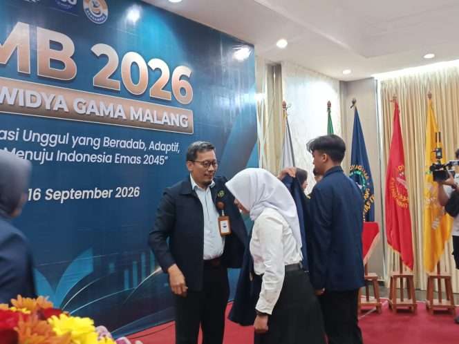
 Rektor UWG Dr. Anwar memasangkan jas almamater sebagai tanda dibukanya kegiatan PKKMB UWG Tahun 2026. (ist)