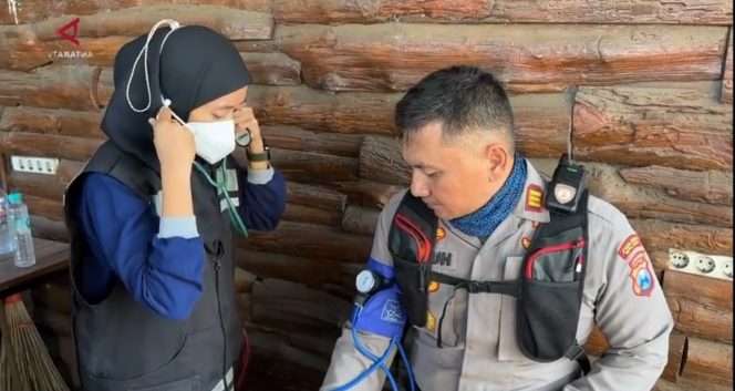 
 Tim Kedokteran dan Kesehatan (Dokkes) Polres Malang memeriksa 50 petugas gabungan di Jemplang setelah sukses berjibaku memadamkan kebakaran, dan mengeluhkan batuk, pusing, sesak napas akibat paparan asap serta minimnya waktu istirahat. (ist)