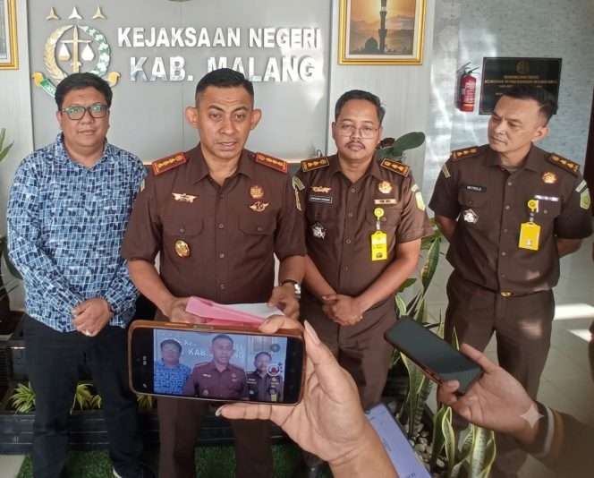 
 Kepala Kejaksaan Negeri (Kajari) Kabupaten Malang, Dr. Fahmi, S.H., M.H memberikan keterangan kepada awak media, setelah resmi meningkatkan status dua perkara dugaan korupsi pengelolaan los dan bedak di Pasar Induk Karangploso dari penyelidikan ke penyidikan setelah memeriksa lebih dari 20 saksi. (ist)