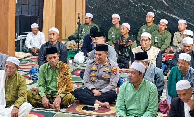 
 Kapolsek Singosari AKP Achmad Zainudin, S.H., M.M, bersama  400 jemaah dari wilayah Desa Gunungrejo sekitarnya, termasuk Kecamatan Lawang, menghadiri peringatan Maulid Nabi Muhammad SAW, di PP Qodriyah Sulaimaniyah, Dusun Kreweh, Desa Gunungrejo, Singosari, Minggu (13/9/2026) malam. (ist)