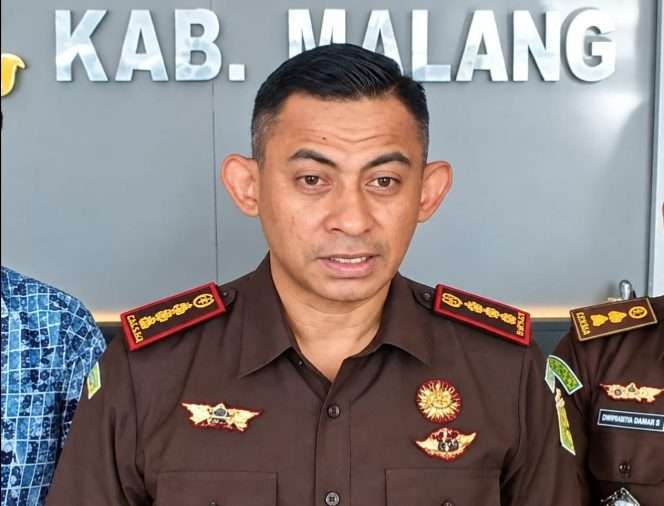 
 Kepala Kejaksaan Negeri (Kajari) Kabupaten Malang, Dr. Fahmi, S.H., M.H memberikan keterangan kepada awak media, tinggal selangkah lagi menetapkan tersangka dalam kasus dugaan korupsi pengadaan 7 unit mobil ambulance di Dinas Kesehatan (Dinkes) Kabupaten Malang tahun 2022. (ist)