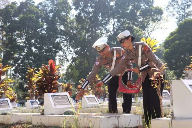 
 Peringati HUT ke-71 Lalu - Lintas Bhayangkara, Satlantas Polres Malang menggelar ziarah dan tabur bunga di TMP Prayudha Nirwana Kepanjen, untuk penghormatan kepada pahlawan, komitmen meningkatkan pelayanan dan keselamatan berlalu - lintas, serta mengingat kembali makna pengabdian sebagai anggota Polri. (Humas Polres Malang)