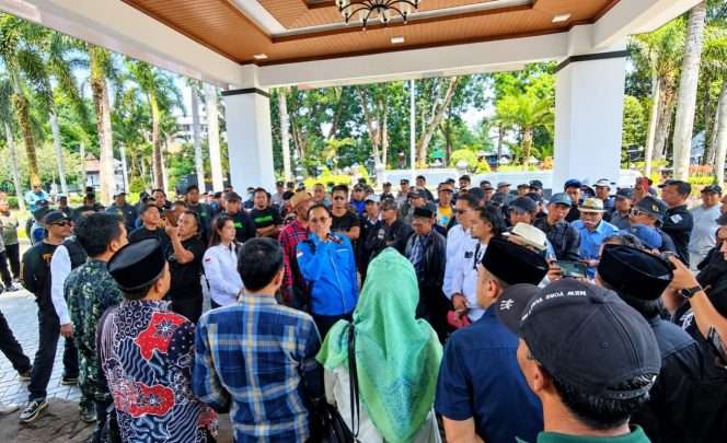 
 Ratusan massa Aliansi Masyarakat Kabupaten Malang, nglurug kantor DPRD Kabupaten Malang, menolak segala bentuk arogansi dalam menyampaikan aspirasi, Selasa (15/9/2026). (ist)