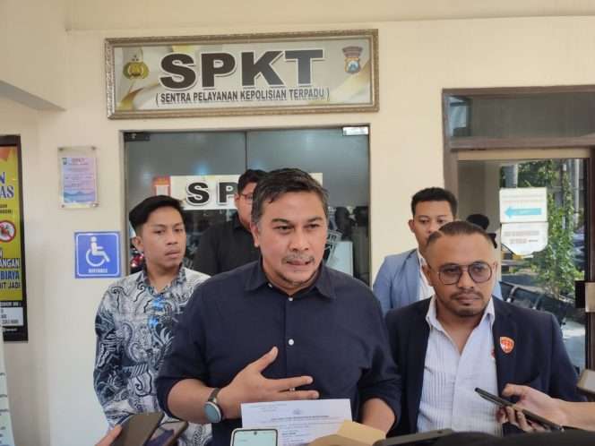 
 Abdul Qodir didampingi kuasa hukumnya memberikan keterangan kepada wartawan usai membuat laporan di Polres Malang. (ist)