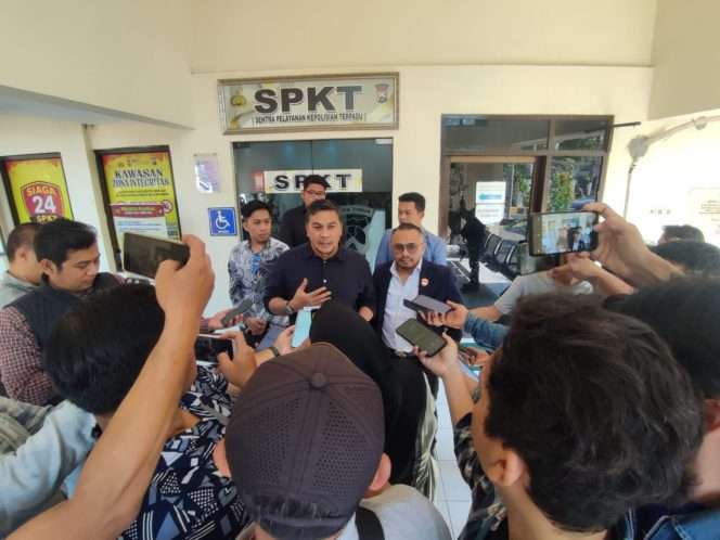 
 Abdul Qodir didampingi kuasa hukumnya usai membuat laporan terkait pencemaran nama baik di Mapolres Malang. (ist)