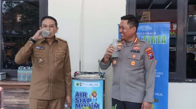 
 Kapolresta Malang Kota Kombes Pol Danang bersama Wali Kota Malang Wahyu Hidayat saat mencicipi air siap minum di Polresta Malang Kota. (ist)