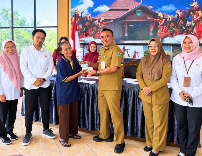 
 Seorang warga lansia bersuka cita menerima bansos dari Camat Pakisaji, Taufik Nurahman, S.STP., M.AP., PKH Plus Pemprov Jatim, dari total 64 Keluarga Penerima Manfaat (KPM), belum lama ini. (IG Pakisaji)