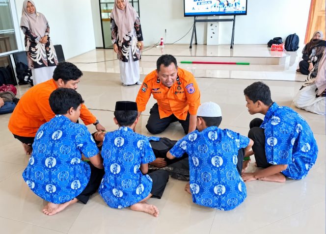 
 Siswa antusias mengikuti kegiatan digelar Badan Penanggulangan Bencana Daerah (BPBD) Kabupaten Malang, sosialisasi, edukasi kebencanaan di SMP Islam Al Hikmah Tajinan, Rabu (16/9/2026), untuk memberikan wawasan dasar penanggulangan bencana, mengenalkan sistem penyelenggaraan kebencanaan, serta membekali peserta dengan keterampilan praktis melalui latihan simulasi evakuasi mandiri. (IG BPBD)