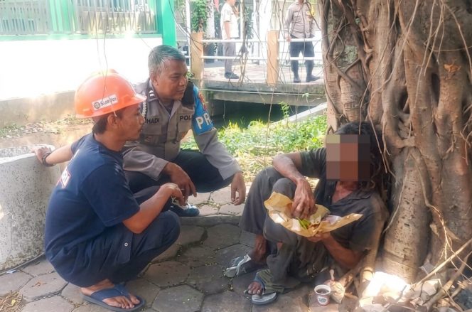 
 Polisi tangani pria ODGJ yang mengamuk dan melempari batu ke pengendara di Jalan Raya Kebonagung, Pakisaji,setelah mendapat laporan warga lewat call center 110. (Humas Polres Malang)