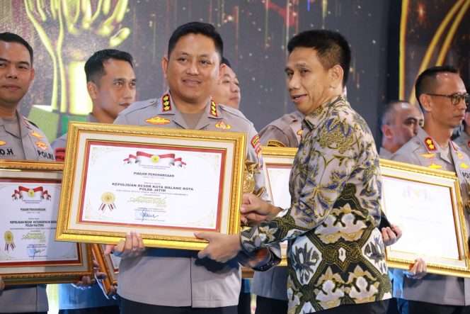 
 Kapolresta Malang Kota Kombes Pol Danang saat menerima penghargaan Kompolnas Awards 2026 sebagai Polres Terbaik Kelompok C Tingkat Nasional. (ist)
