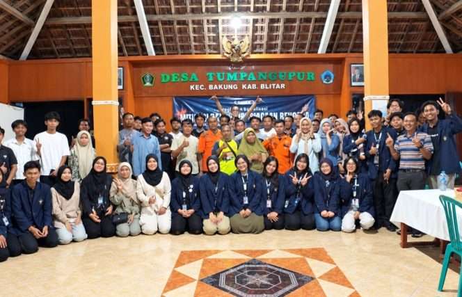 
 Berfoto bersama dalam kegiatan digelar Tim Pengmas FISIP Bakti Desa 58 UB bersama BPBD Kabupaten Blitar, sosialisasi pencegahan dan mitigasi bencana Desa Tumpakkepuh karena merupakan wilayah yang diapit kawasan pantai dan goa sehingga memiliki kerentanan terhadap berbagai potensi bencana seperti kebakaran lahan, banjir bandang, dan angin puting beliung. (Dewi for bacamalang)