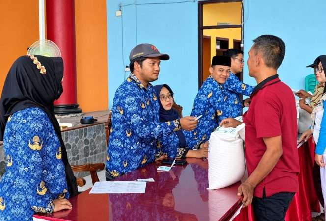 
 Seorang warga menerima bantuan beras di Pakisaji untuk meringankan beban dan menjaga ketahanan pangan keluarga. (IG Pakisaji)