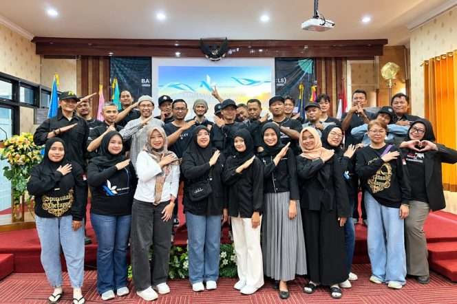 
 Berfoto bersama, dalam kegiatan pengumuman susunan pengurus periode 2025-2027 Organisasi Arek Kepanjen (AK). (Huda for baca malang)