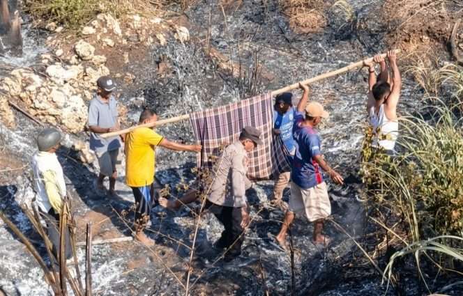 
 Proses evakuasi korban dari lokasi kejadian. (ist)