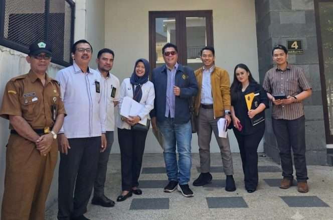 
 Berfoto bersama dalam kegiatan digelar Pengadilan Negeri Malang constatering atau pencocokan batas objek sengketa berupa tanah dan bangunan di Balearjosari, Blimbing, Kota Malang, Senin (21/9/2026), dengan perkara melibatkan Dwi Apriani Ismawati Binti H. Usman Maming sebagai Pemohon Eksekusi melawan Hj. Hartati Binti Maming, Dkk sebagai Para Termohon Eksekusi, serta Yulianto Bin Sucipto, Dkk sebagai Para Turut Termohon Eksekusi. (Solehoddin for bacamalang)